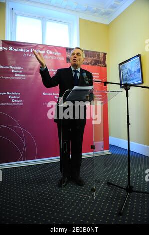 Der französische Vorsitzende der französischen sozialistischen Parteigruppe bei der Nationalversammlung Jean-Marc Ayrault hält am 6. März 2012 eine Pressekonferenz bei der Nationalversammlung in Paris, Frankreich. Foto von Mousse/ABACAPRESS.COM Stockfoto