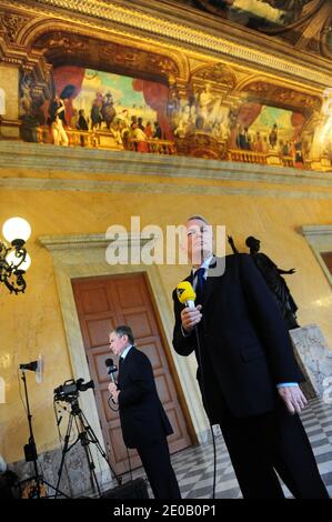 Der französische Präsident der Nationalversammlung, Bernard Accoyer, und der französische Vorsitzende der französischen sozialistischen Parteigruppe bei der Nationalversammlung, Jean-Marc Ayrault, werden am 6. März 2012 bei der Nationalversammlung in Paris interviewt. Foto von Mousse/ABACAPRESS.COM Stockfoto