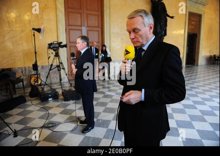 Der französische Präsident der Nationalversammlung, Bernard Accoyer, und der französische Vorsitzende der französischen sozialistischen Parteigruppe bei der Nationalversammlung, Jean-Marc Ayrault, werden am 6. März 2012 bei der Nationalversammlung in Paris interviewt. Foto von Mousse/ABACAPRESS.COM Stockfoto