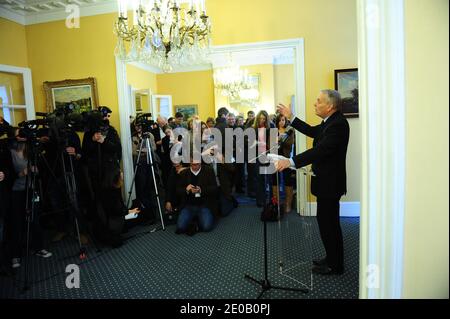 Der französische Vorsitzende der französischen sozialistischen Parteigruppe bei der Nationalversammlung Jean-Marc Ayrault hält am 6. März 2012 eine Pressekonferenz bei der Nationalversammlung in Paris, Frankreich. Foto von Mousse/ABACAPRESS.COM Stockfoto