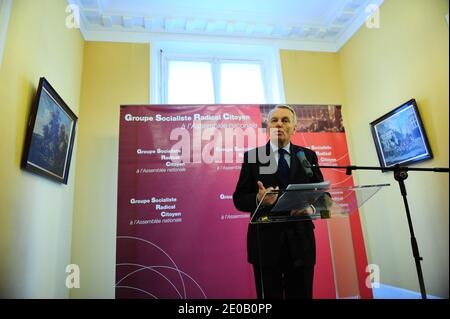 Der französische Vorsitzende der französischen sozialistischen Parteigruppe bei der Nationalversammlung Jean-Marc Ayrault hält am 6. März 2012 eine Pressekonferenz bei der Nationalversammlung in Paris, Frankreich. Foto von Mousse/ABACAPRESS.COM Stockfoto