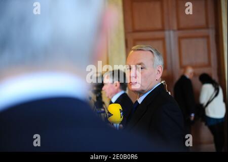 Jean-Marc Ayrault, der französische Vorsitzende der französischen sozialistischen Parteigruppe bei der Nationalversammlung, wird am 6. März 2012 in Paris interviewt. Foto von Mousse/ABACAPRESS.COM Stockfoto