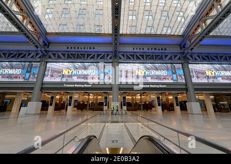 Blick auf das Innere und Glas Oberlicht nach einer Band schneiden Zeremonie von New York Gov besucht. Andrew Cuomo in der Daniel Patrick Moynihan Train Hall, New York, NY, 20. Dezember 2020. Das Projekt, das am 1. Januar 2021 eröffnet werden soll und 1.6 Milliarden Dollar kostet, verwandelt das Innere des Postgebäudes von James A. Farley in eine 225,000 Quadratmeter große Station und ersetzt die Penn Station, die sich unter dem Madison Square Garden auf der anderen Straßenseite befindet; Benannt nach dem US-Senator Daniel Patrick Moynihan (der 2003 starb), bietet die neue Station 92 Meter hohe Oberlichtdecken erinnern an die Pracht der Stockfoto