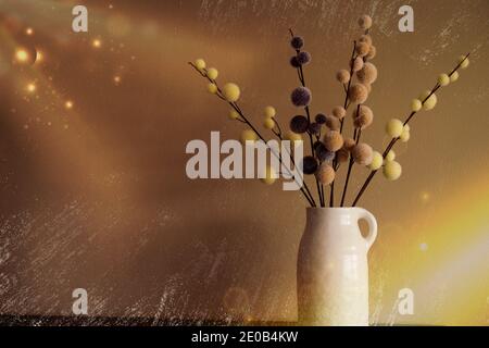 Blumen in Vase, weiße Vase mit Blumen Stockfoto
