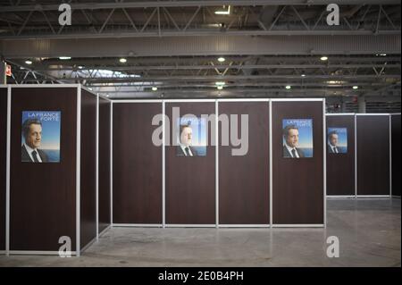 Frankreichs amtierender Präsident und UMP-Kandidat für die Präsidentschaftswahl 2012 Nicolas Sarkozy Wahlkampfplakate während einer Wahlkampfsitzung in Villepinte, in der Nähe von Paris, Frankreich am 11. März 2012 im Rahmen einer Wahlkampfsitzung. Foto von Christophe Guibbaud/ABACAPRESS.COM Stockfoto