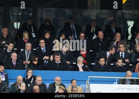 Maurice Leroy, Roselyne Bachelot, David Douillet, Penelope Fillon, Premierminister Francois Fillon, Frankreichs Präsident Nicolas Sarkozy während des Rugby RBS 6 Nations Tournament, Frankreich gegen England, in St-Denis, Frankreich, am 11. März 2012. England gewann 24-22. Foto von Henri Szwarc/ABACAPRESS.COM Stockfoto