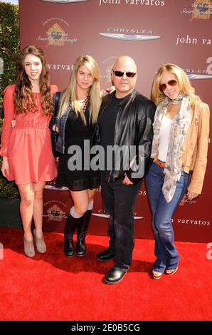 Michael Chiklis und seine Familie nahmen an der 9. Jährlichen Stuart House Benefit von John Varvatos Teil, die am 11. März 2012 in der John Varvatos Boutique in Los Angeles, CA, USA, stattfand. Foto von Graylock/ABACAPRESS.COM Stockfoto