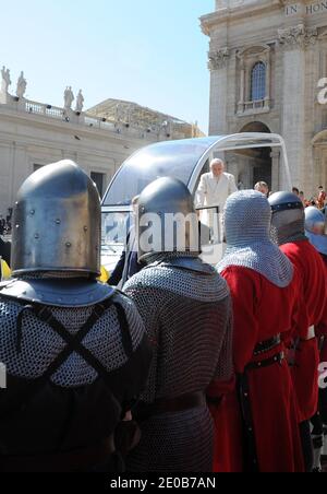 Männer, die als Wächter der Könige des Mittelalters verkleidet sind, stehen am Ende seiner wöchentlichen Generalaudienz auf dem Petersplatz im Vatikan am 14. März 2012, als Papst Benedikt XVI. Abreist. Foto von Eric Vandeville/ABACAPRESS.COM Stockfoto