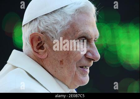 Papst Benedikt XVI. Besucht am 14. März 2012 seine wöchentliche Generalaudienz auf dem Petersplatz im Vatikan. Foto von Eric Vandeville/ABACAPRESS.COM Stockfoto