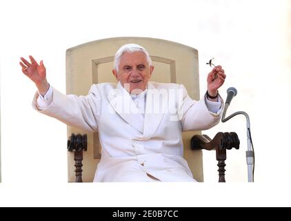 Papst Benedikt XVI. Besucht am 14. März 2012 seine wöchentliche Generalaudienz auf dem Petersplatz im Vatikan. Foto von Eric Vandeville/ABACAPRESS.COM Stockfoto