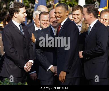 US-Präsident Barack Obama (C) und der britische Premierminister David Cameron (R) begrüßen den britischen Schatzkanzler George Osborne (L) und den britischen Außenminister William Hague während einer offiziellen Begrüßungszeremonie auf dem South Lawn des Weißen Hauses in Washington, DC, USA am 14. März 2012. Premierminister Cameron ist zu einem dreitägigen Besuch in den USA und wird voraussichtlich Gespräche mit Obama über die Situation in Afghanistan, Syrien und Iran führen. Foto von Chip Somodevilla/Pool/ABACAPRESS.COM Stockfoto