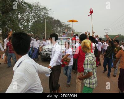 Friedensnobelpreisträgerin und Vorsitzende der Nationalen Liga für Demokratie (NLD) Aung San Suu Kyi auf dem Wahlkampfweg, am 10. März 2012 in Mawlamyaing, Mon State, Myanmar, vor den Nachwahlen vom 1. April. Foto von ABACAPRESS.COM Stockfoto