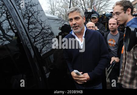 DER US-Schauspieler George Clooney wird nach einer Demonstration vor der Botschaft des Sudan in Washington, DC, am 16. März 2012 aus dem Gefängnis in die Polizeistation des 2. Bezirks entlassen. Foto von Olivier Douliery/ABACAPRESS.COM Stockfoto