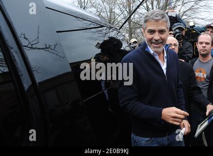 DER US-Schauspieler George Clooney wird nach einer Demonstration vor der Botschaft des Sudan in Washington, DC, am 16. März 2012 aus dem Gefängnis in die Polizeistation des 2. Bezirks entlassen. Foto von Olivier Douliery/ABACAPRESS.COM Stockfoto