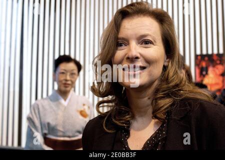 Die Ehefrau des japanischen Botschafters Ichiro Komatsu und Valerie Trierweiler (R) sind während der 32. Pariser Buchmesse am 18. März 2012 in Paris, Frankreich, zu sehen. Foto von Stephane Lemouton/ABACAPRESS.COM Stockfoto