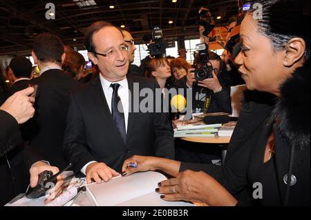 Francois Hollande besucht die 32. Pariser Buchmesse (Salon du Livre de Paris), die am 18. März 2012 im Parc des Expositions, Porte de Versailles in Paris, Frankreich, stattfindet. Foto von Giancarlo Gorassini/ABACAPRESS.COM Stockfoto