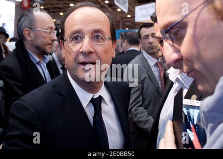 Frankreichs Oppositionskandidat der Sozialistischen Partei (PS) für die französische Präsidentschaftswahl 2012 Francois Hollande besucht am 18. März 2012 die 32. Pariser Buchmesse in Paris, Frankreich. Foto von Stephane Lemouton/ABACAPRESS.COM Stockfoto