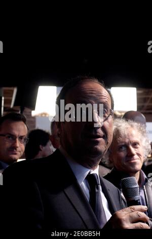 Frankreichs Oppositionskandidat der Sozialistischen Partei (PS) für die französische Präsidentschaftswahl 2012 Francois Hollande besucht am 18. März 2012 die 32. Pariser Buchmesse in Paris, Frankreich. Foto von Stephane Lemouton/ABACAPRESS.COM Stockfoto