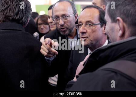 Frankreichs Oppositionskandidat der Sozialistischen Partei (PS) für die französische Präsidentschaftswahl 2012 Francois Hollande besucht am 18. März 2012 die 32. Pariser Buchmesse in Paris, Frankreich. Foto von Stephane Lemouton/ABACAPRESS.COM Stockfoto