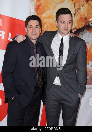 Jason Biggs und Eddie Kaye Thomas besuchen am 19. März 2012 die Premiere von Universal Pictures American Reunion im Grauman's Chinese Theatre in Los Angeles, CA, USA. Foto von Lionel Hahn/ABACAPRESS.COM Stockfoto