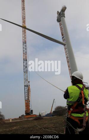 Am 16. März 2012 inspizieren Techniker die Rotorblätter einer „Haliade 150“-Windenergieanlage am Offshore-Windstandort von Alstom in Le Carnet an der Mündung der Loire in der Nähe von Saint Nazaire im Westen Frankreichs. Die LM Wind Power Group aus Dänemark entwickelte in einer strategischen Partnerschaft mit Alstom das längste jemals produzierte Windturbinenblatt, das für Alstoms neue 6-MW-Windkraftanlage für den wachsenden europäischen Offshore-Windmarkt entwickelt wurde. Die Windenergieanlage wird an Land am Standort Le Carnet getestet. Foto von Laetitia Notarianni/ABACAPRESS.COM Stockfoto