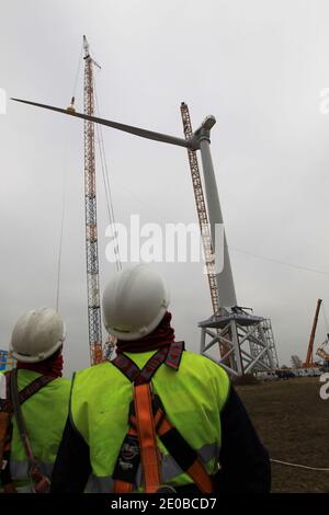 Am 16. März 2012 inspizieren Techniker die Rotorblätter einer „Haliade 150“-Windenergieanlage am Offshore-Windstandort von Alstom in Le Carnet an der Mündung der Loire in der Nähe von Saint Nazaire im Westen Frankreichs. Die LM Wind Power Group aus Dänemark entwickelte in einer strategischen Partnerschaft mit Alstom das längste jemals produzierte Windturbinenblatt, das für Alstoms neue 6-MW-Windkraftanlage für den wachsenden europäischen Offshore-Windmarkt entwickelt wurde. Die Windenergieanlage wird an Land am Standort Le Carnet getestet. Foto von Laetitia Notarianni/ABACAPRESS.COM Stockfoto