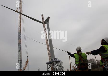 Am 16. März 2012 inspizieren Techniker die Rotorblätter einer „Haliade 150“-Windenergieanlage am Offshore-Windstandort von Alstom in Le Carnet an der Mündung der Loire in der Nähe von Saint Nazaire im Westen Frankreichs. Die LM Wind Power Group aus Dänemark entwickelte in einer strategischen Partnerschaft mit Alstom das längste jemals produzierte Windturbinenblatt, das für Alstoms neue 6-MW-Windkraftanlage für den wachsenden europäischen Offshore-Windmarkt entwickelt wurde. Die Windenergieanlage wird an Land am Standort Le Carnet getestet. Foto von Laetitia Notarianni/ABACAPRESS.COM Stockfoto