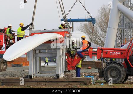 Am 16. März 2012 inspizieren Techniker die Rotorblätter einer „Haliade 150“-Windenergieanlage am Offshore-Windstandort von Alstom in Le Carnet an der Mündung der Loire in der Nähe von Saint Nazaire im Westen Frankreichs. Die LM Wind Power Group aus Dänemark entwickelte in einer strategischen Partnerschaft mit Alstom das längste jemals produzierte Windturbinenblatt, das für Alstoms neue 6-MW-Windkraftanlage für den wachsenden europäischen Offshore-Windmarkt entwickelt wurde. Die Windenergieanlage wird an Land am Standort Le Carnet getestet. Foto von Laetitia Notarianni/ABACAPRESS.COM Stockfoto