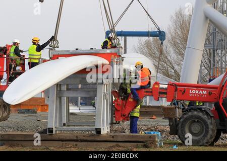 Am 16. März 2012 inspizieren Techniker die Rotorblätter einer „Haliade 150“-Windenergieanlage am Offshore-Windstandort von Alstom in Le Carnet an der Mündung der Loire in der Nähe von Saint Nazaire im Westen Frankreichs. Die LM Wind Power Group aus Dänemark entwickelte in einer strategischen Partnerschaft mit Alstom das längste jemals produzierte Windturbinenblatt, das für Alstoms neue 6-MW-Windkraftanlage für den wachsenden europäischen Offshore-Windmarkt entwickelt wurde. Die Windenergieanlage wird an Land am Standort Le Carnet getestet. Foto von Laetitia Notarianni/ABACAPRESS.COM Stockfoto