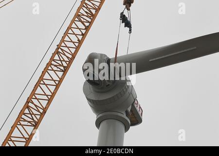 Am 16. März 2012 inspizieren Techniker die Rotorblätter einer „Haliade 150“-Windenergieanlage am Offshore-Windstandort von Alstom in Le Carnet an der Mündung der Loire in der Nähe von Saint Nazaire im Westen Frankreichs. Die LM Wind Power Group aus Dänemark entwickelte in einer strategischen Partnerschaft mit Alstom das längste jemals produzierte Windturbinenblatt, das für Alstoms neue 6-MW-Windkraftanlage für den wachsenden europäischen Offshore-Windmarkt entwickelt wurde. Die Windenergieanlage wird an Land am Standort Le Carnet getestet. Foto von Laetitia Notarianni/ABACAPRESS.COM Stockfoto