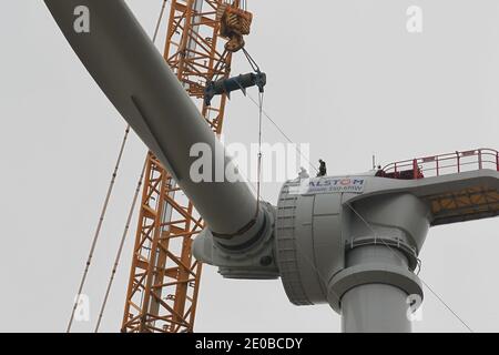 Am 16. März 2012 inspizieren Techniker die Rotorblätter einer „Haliade 150“-Windenergieanlage am Offshore-Windstandort von Alstom in Le Carnet an der Mündung der Loire in der Nähe von Saint Nazaire im Westen Frankreichs. Die LM Wind Power Group aus Dänemark entwickelte in einer strategischen Partnerschaft mit Alstom das längste jemals produzierte Windturbinenblatt, das für Alstoms neue 6-MW-Windkraftanlage für den wachsenden europäischen Offshore-Windmarkt entwickelt wurde. Die Windenergieanlage wird an Land am Standort Le Carnet getestet. Foto von Laetitia Notarianni/ABACAPRESS.COM Stockfoto