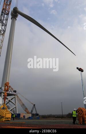 Am 16. März 2012 inspizieren Techniker die Rotorblätter einer „Haliade 150“-Windenergieanlage am Offshore-Windstandort von Alstom in Le Carnet an der Mündung der Loire in der Nähe von Saint Nazaire im Westen Frankreichs. Die LM Wind Power Group aus Dänemark entwickelte in einer strategischen Partnerschaft mit Alstom das längste jemals produzierte Windturbinenblatt, das für Alstoms neue 6-MW-Windkraftanlage für den wachsenden europäischen Offshore-Windmarkt entwickelt wurde. Die Windenergieanlage wird an Land am Standort Le Carnet getestet. Foto von Laetitia Notarianni/ABACAPRESS.COM Stockfoto