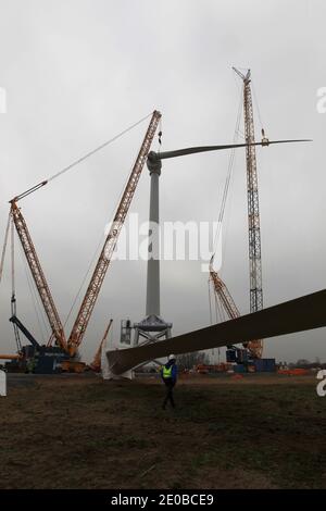 Am 16. März 2012 inspizieren Techniker die Rotorblätter einer „Haliade 150“-Windenergieanlage am Offshore-Windstandort von Alstom in Le Carnet an der Mündung der Loire in der Nähe von Saint Nazaire im Westen Frankreichs. Die LM Wind Power Group aus Dänemark entwickelte in einer strategischen Partnerschaft mit Alstom das längste jemals produzierte Windturbinenblatt, das für Alstoms neue 6-MW-Windkraftanlage für den wachsenden europäischen Offshore-Windmarkt entwickelt wurde. Die Windenergieanlage wird an Land am Standort Le Carnet getestet. Foto von Laetitia Notarianni/ABACAPRESS.COM Stockfoto