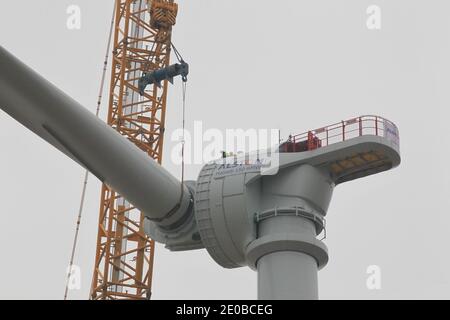 Am 16. März 2012 inspizieren Techniker die Rotorblätter einer „Haliade 150“-Windenergieanlage am Offshore-Windstandort von Alstom in Le Carnet an der Mündung der Loire in der Nähe von Saint Nazaire im Westen Frankreichs. Die LM Wind Power Group aus Dänemark entwickelte in einer strategischen Partnerschaft mit Alstom das längste jemals produzierte Windturbinenblatt, das für Alstoms neue 6-MW-Windkraftanlage für den wachsenden europäischen Offshore-Windmarkt entwickelt wurde. Die Windenergieanlage wird an Land am Standort Le Carnet getestet. Foto von Laetitia Notarianni/ABACAPRESS.COM Stockfoto