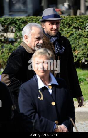 Alexandre Brasseur und Francis Perrin bei der Trauermesse des Schauspielers Michel Duchaussoy auf dem Friedhof Pere Lachaise in Paris, Frankreich am 20. März 2012. Foto von Alban Wyters/ABACAPRESS.COM Stockfoto