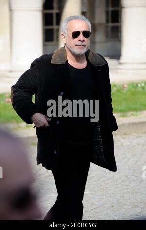 Francis Perrin nimmt am 20. März 2012 an der Trauermesse des Schauspielers Michel Duchaussoy auf dem Friedhof Pere Lachaise in Paris Teil. Foto von Alban Wyters/ABACAPRESS.COM Stockfoto