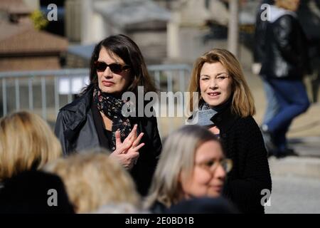 Ludmila Mikael, Nicole Calfan Teilnahme an der Trauermesse des Schauspielers Michel Duchaussoy auf dem Friedhof Pere Lachaise, in Paris, Frankreich am 20. März 2012. Foto von Alban Wyters/ABACAPRESS.COM Stockfoto