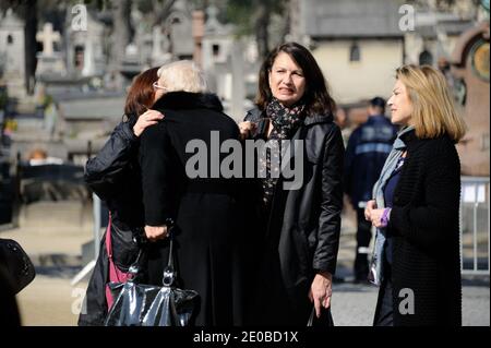 Ludmila Mikael, Nicole Calfan Teilnahme an der Trauermesse des Schauspielers Michel Duchaussoy auf dem Friedhof Pere Lachaise, in Paris, Frankreich am 20. März 2012. Foto von Alban Wyters/ABACAPRESS.COM Stockfoto