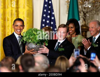 US-Präsident Barack Obama (L) nimmt am 20. März 2012 im Ostsaal des Weißen Hauses in Washington, DC, eine Schale mit Kleeblättern von der irischen Premierministerin Enda Kenny als First Lady Michelle Obama (2., R) und Vizepräsident Joe Biden (R) entgegen. Die beiden Staats- und Regierungschefs schlossen einen Arbeitstag ab, der den Diskussionen über wirtschaftliche Fragen, Irlands friedenserhaltende Teilnahmen und außenpolitische Fragen wie Syrien und Iran gewidmet war. Foto von Mike Theiler/Pool/ABACAPRESS.COM Stockfoto