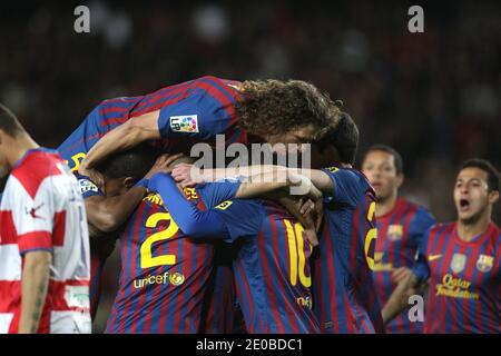 Xavi Hernandez vom FC Barcelona (R) feiert mit seinen Teamkollegen das Eröffnungstreffer während des La Liga-Spiels zwischen FC Barcelona und Granada im Camp Nou Stadion am 20. März 2012 in Barcelona, Spanien. Stockfoto