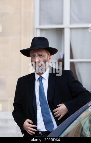 Großrabbiner von Frankreich Gilles Bernheim bei der Ankunft im Elysee Palast zu einem Treffen mit Präsident Nicolas Sarkozy, in Paris 21. März 2012. Sarkozy traf jüdische und muslimische Vertreter am Tag, nachdem ein Schütze auf einem Motorrad am Montag in einer jüdischen Schule in Toulouse, Südwestfrankreich, das Feuer eröffnete und einen Rabbiner und seine beiden jungen Söhne tötete, während sie auf einen Bus warteten, Dann verjagte sie ein 7-jähriges Mädchen und erschieß sie in uneinigem Bereich. Es war das jüngste in einer Reihe von Angriffen auf Minderheiten, die Ängste vor einem rassistischen Mörder auf freiem Fuß geweckt haben. Foto von Stephane Lemouton/ABACAPRESS.COM Stockfoto