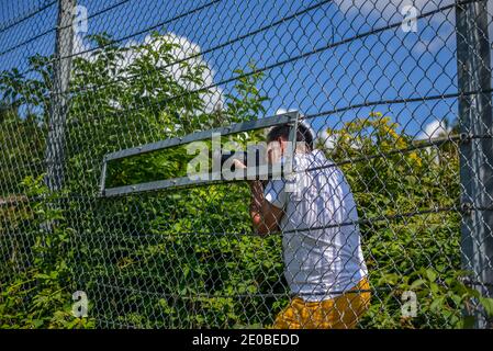 Nurburg, Deutschland - 20. August 2015. Straße zum Nürburgring. Paparazzi filmt neue Autos auf dem Nürburgring Stockfoto