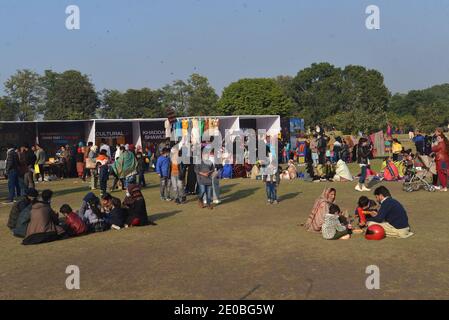 Pakistani eine große Anzahl von Familien sitzen in den Boden nehmen am "Family Winters Festival" auf der Rennstrecke Jilani Park in Lahore. Stockfoto