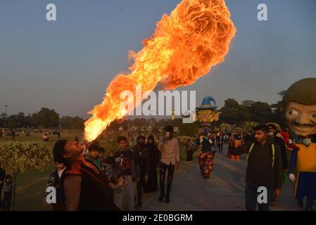 Pakistani eine große Anzahl von Familien sitzen in den Boden nehmen am "Family Winters Festival" auf der Rennstrecke Jilani Park in Lahore. Stockfoto