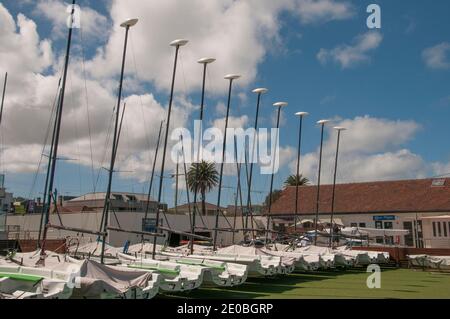 Vor dem Royal Brighton Yacht Club in Middle Brighton in Port Phillip Bay, Melbourne, Reihen sich Yachten an Stockfoto