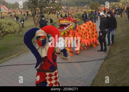 Pakistani eine große Anzahl von Familien sitzen in den Boden nehmen am "Family Winters Festival" auf der Rennstrecke Jilani Park in Lahore. Stockfoto