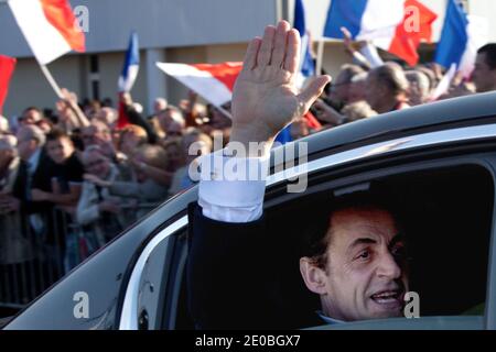 Der amtierende französische Präsident und UMP-Kandidat für die Präsidentschaftswahl 2012 Nicolas Sarkozy begrüßt die Militanten, als er am 26. März 2012 ein Wahlkampftreffen in Ormes in der Nähe von Orleans, Zentralfrankreich, verlässt. Foto von Stephane Lemouton/ABACAPRESS.COM Stockfoto