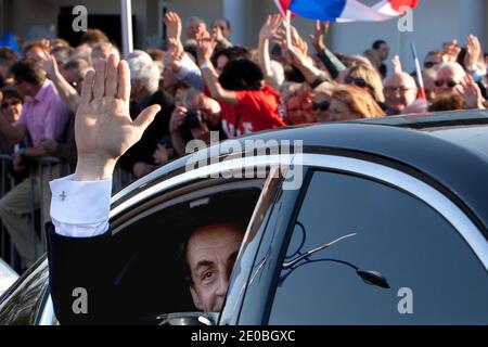 Der amtierende französische Präsident und UMP-Kandidat für die Präsidentschaftswahl 2012 Nicolas Sarkozy begrüßt die Militanten, als er am 26. März 2012 ein Wahlkampftreffen in Ormes in der Nähe von Orleans, Zentralfrankreich, verlässt. Foto von Stephane Lemouton/ABACAPRESS.COM Stockfoto