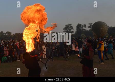 Pakistani eine große Anzahl von Familien sitzen in den Boden nehmen am "Family Winters Festival" auf der Rennstrecke Jilani Park in Lahore. Stockfoto