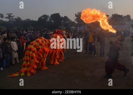 Pakistani eine große Anzahl von Familien sitzen in den Boden nehmen am "Family Winters Festival" auf der Rennstrecke Jilani Park in Lahore. Stockfoto